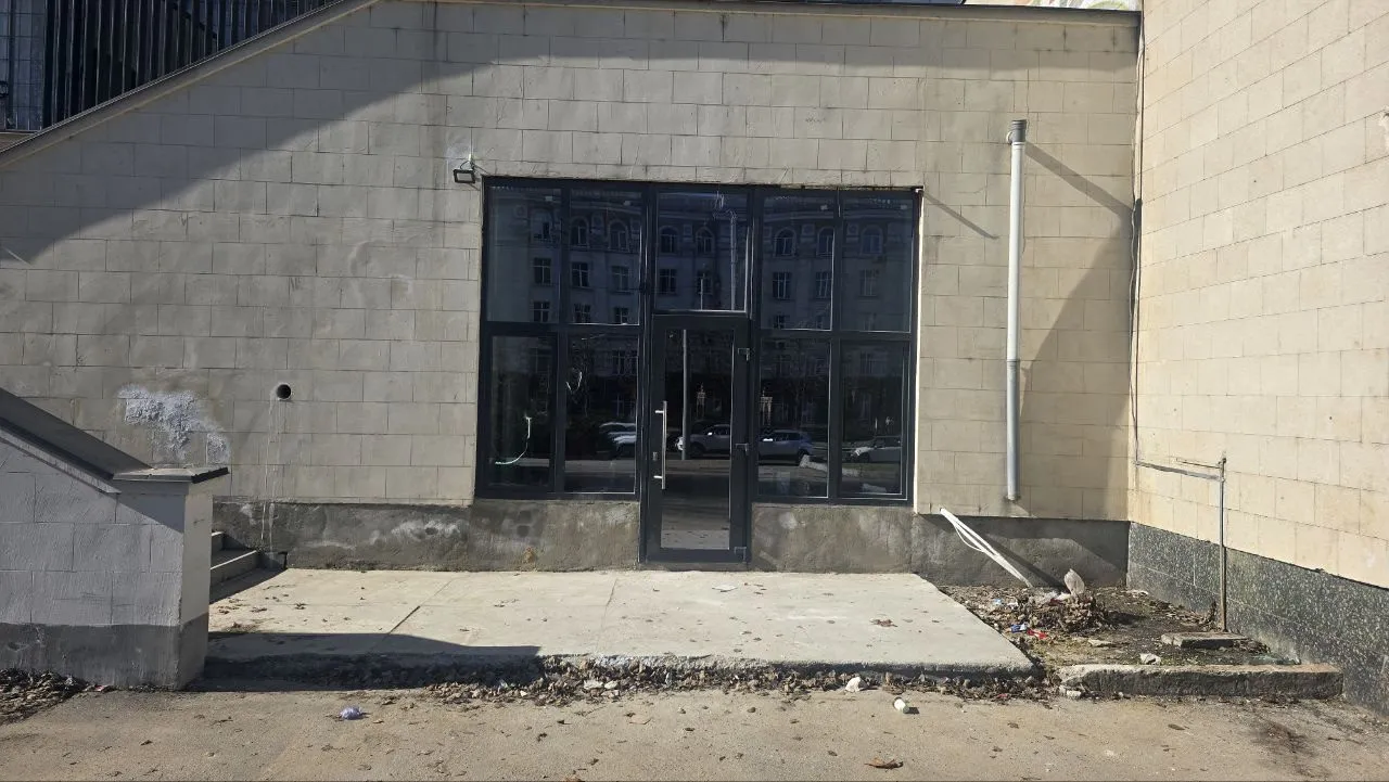 Фасад до: пустой вход в бетонной стене